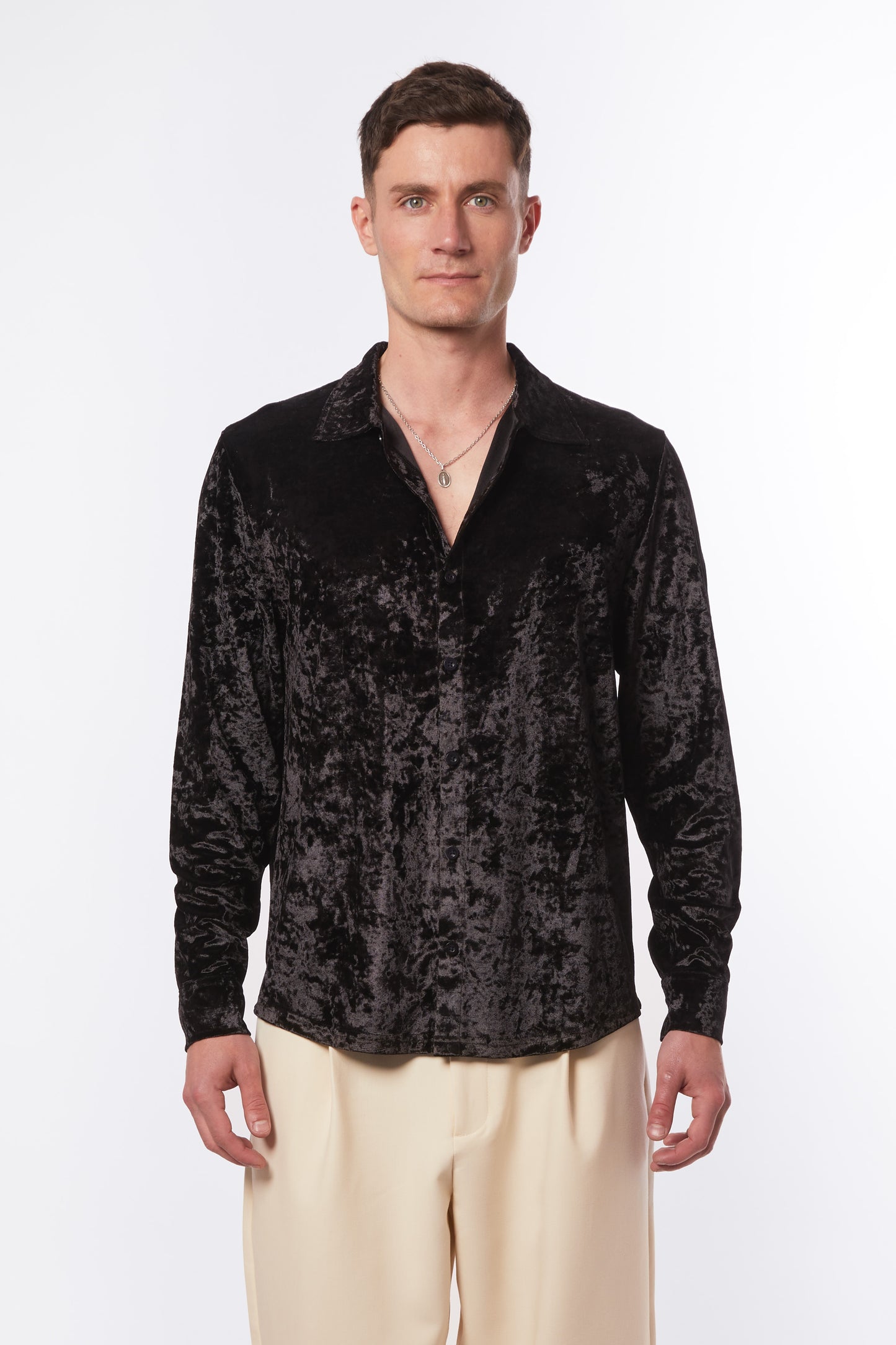 Forburi black velvet shirt for men – timeless phantom black velvet with a minimalist cut, designed for chic Parisian nights. Refined yet bold. Keywords: black velvet shirt men, chemise velours noir homme, chemise élégante soirée, luxe parisien, premium menswear, shirt homme noir, soirée estivale, riviera vibes, paris summer vibes, Forburi Paris, Forburi, Forburimen, menswear, menswearcasual