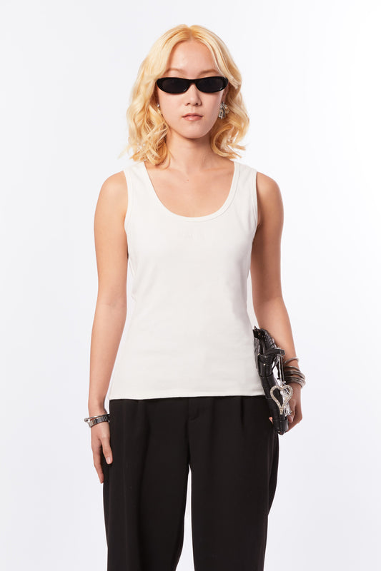 Forburi white tank top for women – minimalist cotton tank in fresh white, ideal for everyday summer outfits or underlayers. Keywords: white tank top women, débardeur blanc femme, tank top été, basic summer top, chic minimaliste, neutral wardrobe staple, summer vibes, riviera vibes, paris summer vibes, Forburi Paris, Forburi, womenswear, womenswearcasual
