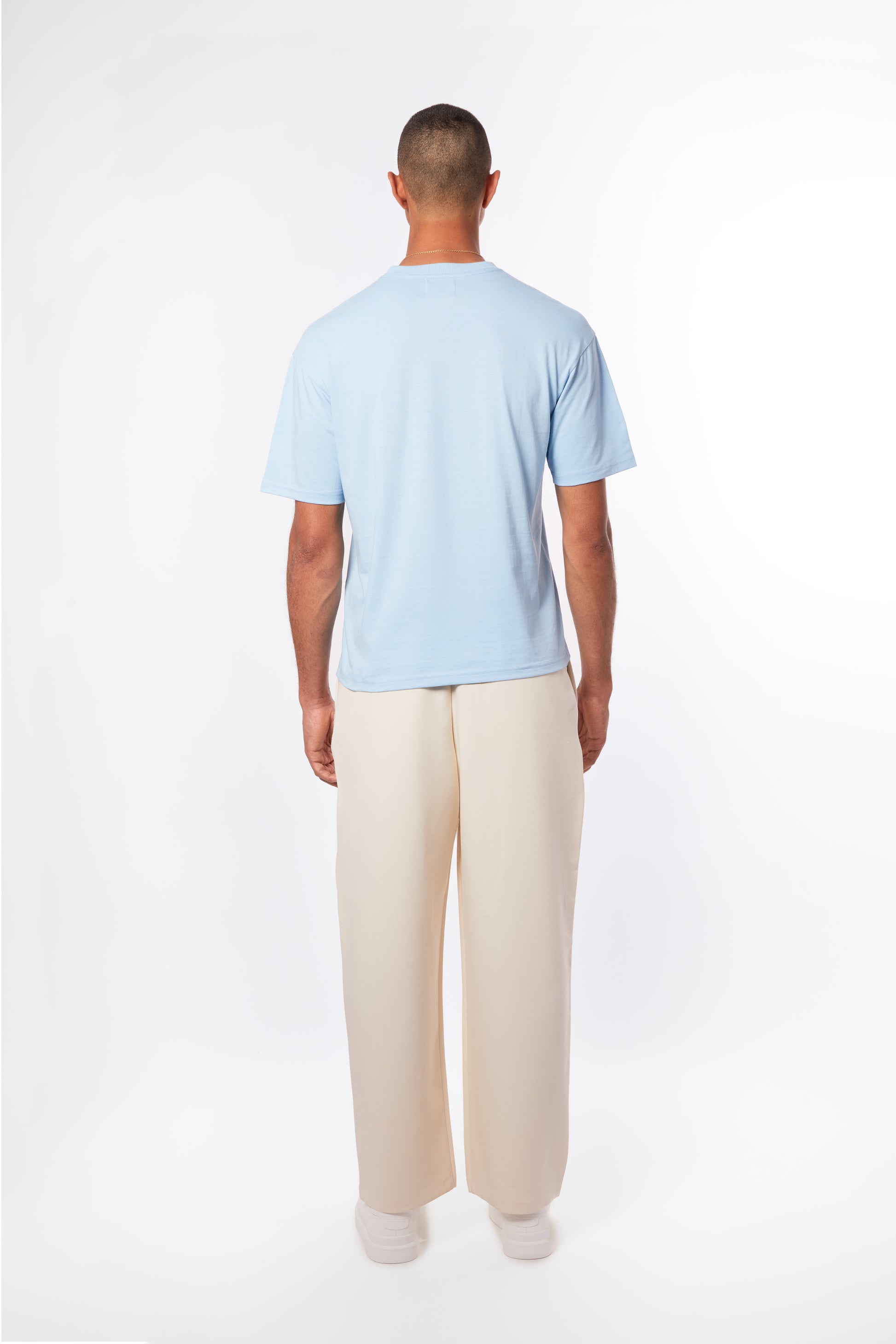 Lagoon blue men’s T-shirt by Forburi Paris. Premium cotton with a minimalist design for a fresh, timeless summer look inspired by European coastal style. Lagoon blue men’s T-shirt – Forburi premium cotton summer essential with minimalist logo – perfect for urban men’s fashion with fresh coastal vibes (t-shirt homme bleu lagon, style été, vibes balnéaires).

